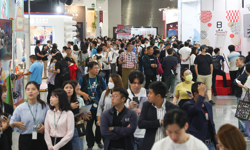 台北國際旅展4日湧入超過10萬人次民眾進場，有不少人詢問赴中國旅遊行程。(圖：中央社)