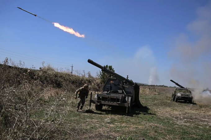 烏克蘭軍隊最高指揮官坦言，前線戰況正陷入僵局。圖為烏克蘭軍隊正在朝目標發射火箭彈。(X平台/@DefenceU)