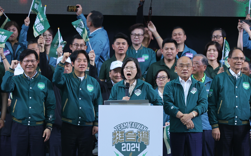 蔡英文總統(前中)4日傍晚前往板橋第一運動場，出席民進黨總統參選人賴清德(前左2)新北市競選總部成立造勢活動，並上台助講。(圖：中央社)