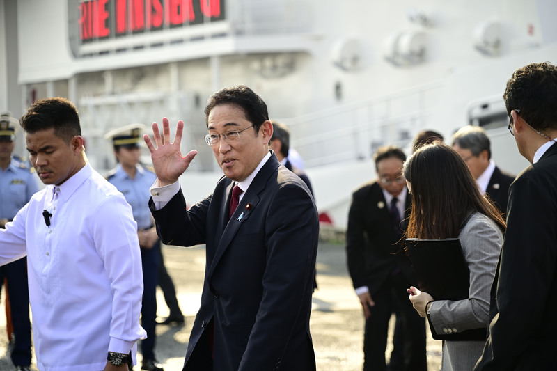 日本首相岸田文雄（左2）4日訪問菲律賓海巡隊，參觀日本三菱重工為菲國建造的多功能巡邏艦馬格巴努亞號（BRP Teresa Magbanua）後，向記者揮手致意。 (圖：中央社)