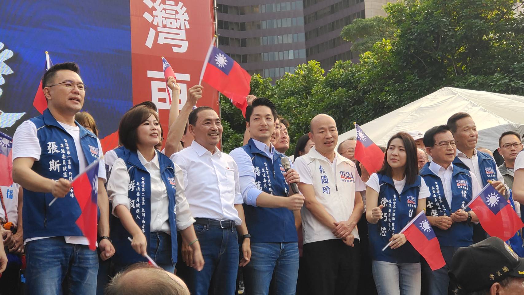 國民黨總統參選人侯友宜台北市競選總部成立，包括前高雄市長韓國瑜、前總統馬英九等人都站台相挺。(王韋婷攝)