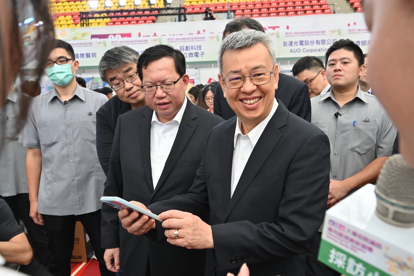 行政院長陳建仁(前右)4日出席「2023第28屆大專校院資訊應用服務創新競賽」決賽開幕。(行政院提供)