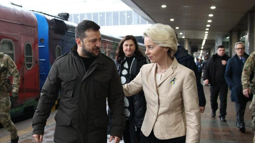 歐盟執委會主席范德賴恩(Ursula von der Leyen，前右)4日抵達基輔訪問。前左為烏克蘭總統澤倫斯基。(翻攝自范德賴恩社交平台X)