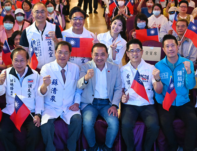 國民黨總統參選人侯友宜(前中)5日在高雄出席「南區醫事團體侯援會」成立大會，國民黨秘書長黃健庭(前右2)、前立委蘇清泉(前左2)、侯友宜哥哥侯明鋒(前左1)等出席力挺侯友宜。(圖：中央社)