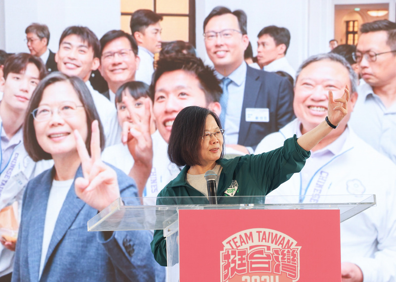 民進黨總統參選人賴清德、立委蘇巧慧新北鶯歌聯合競選總部成立大會5日舉行，總統蔡英文出席站台助講。(圖：中央社)