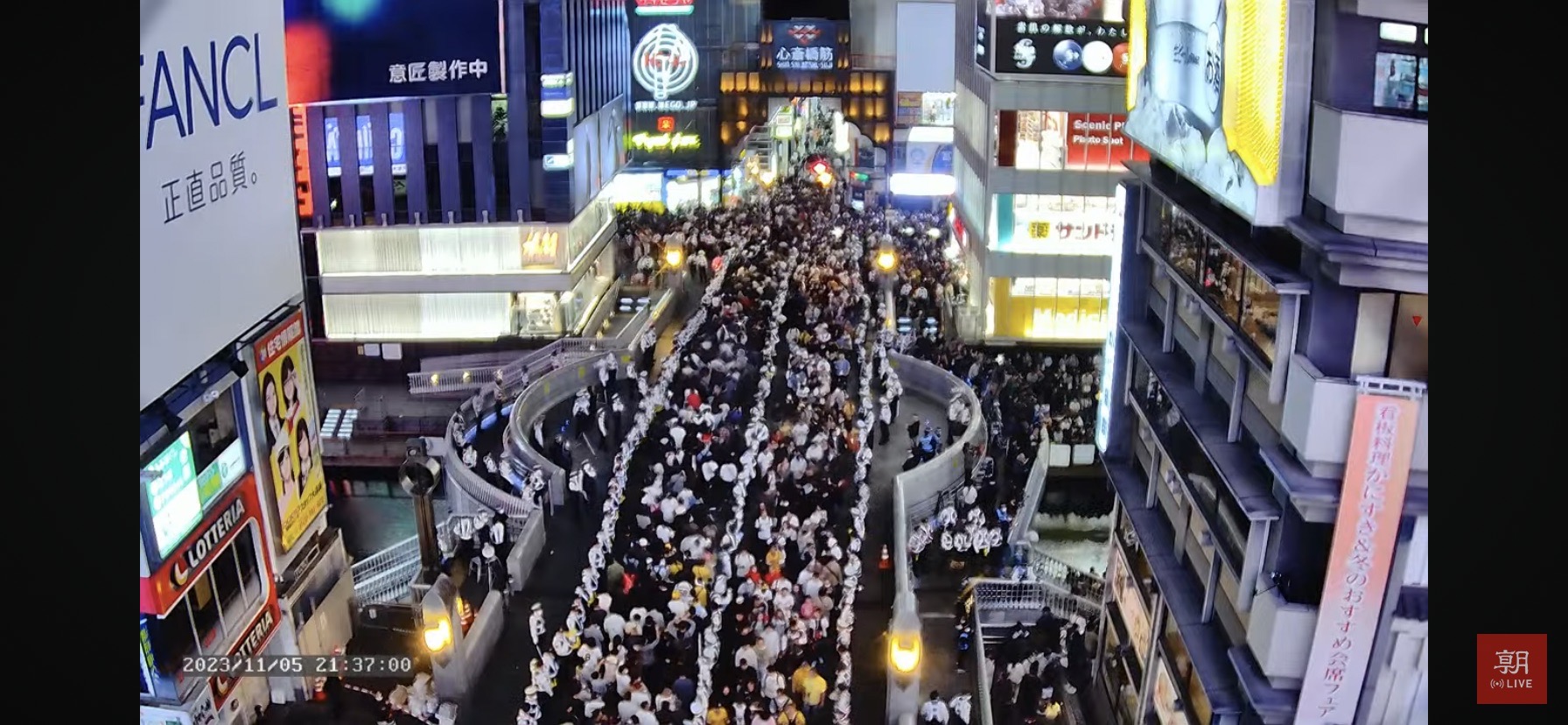 日職總冠軍賽「關西對決」萬眾矚目。圖為道頓堀人潮，圖中白衣的是警察。(截自朝日新聞YT)