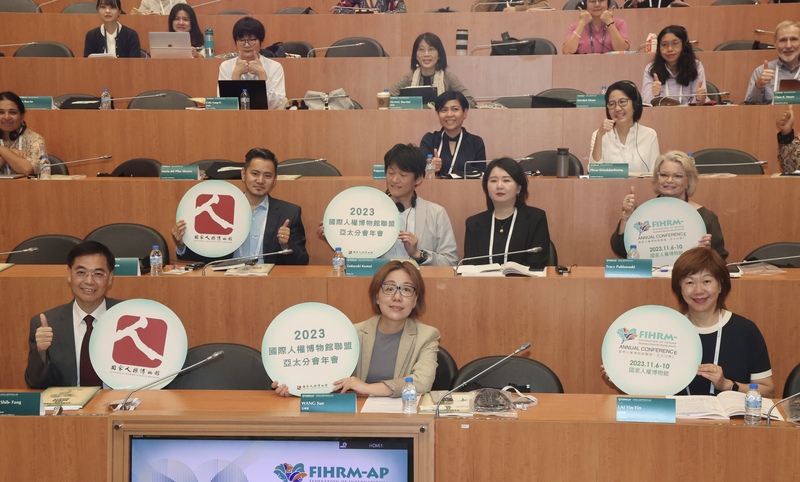 2023國際人權博物館聯盟亞太分會年會6日在台北登場，文化部次長王時思(前中)、國家人權博物館館長洪世芳(前左)、國際博物館協會典藏委員會理事賴瑛瑛(前右)等人出席開幕式。(圖：中央社)