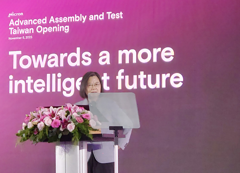 總統蔡英文6日出席台灣美光台中四廠開幕典禮，她表示，美光持續擴大投資台灣，高興看到國際大廠肯定台灣是安全可靠的投資地點。(圖：中央社)