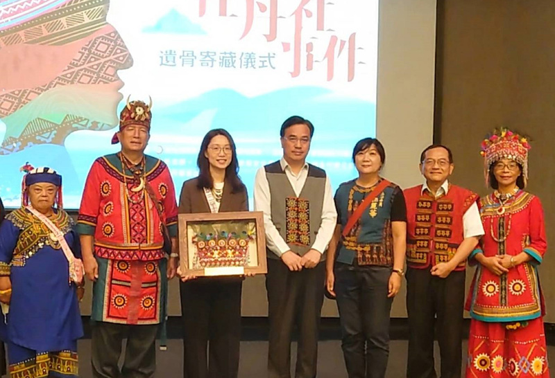 牡丹社事件遺骨寄藏儀式6日上午在南科考古館舉行，原民會主委夷將．拔路兒Icyang．Parod(中)等人出席。(圖：中央社)