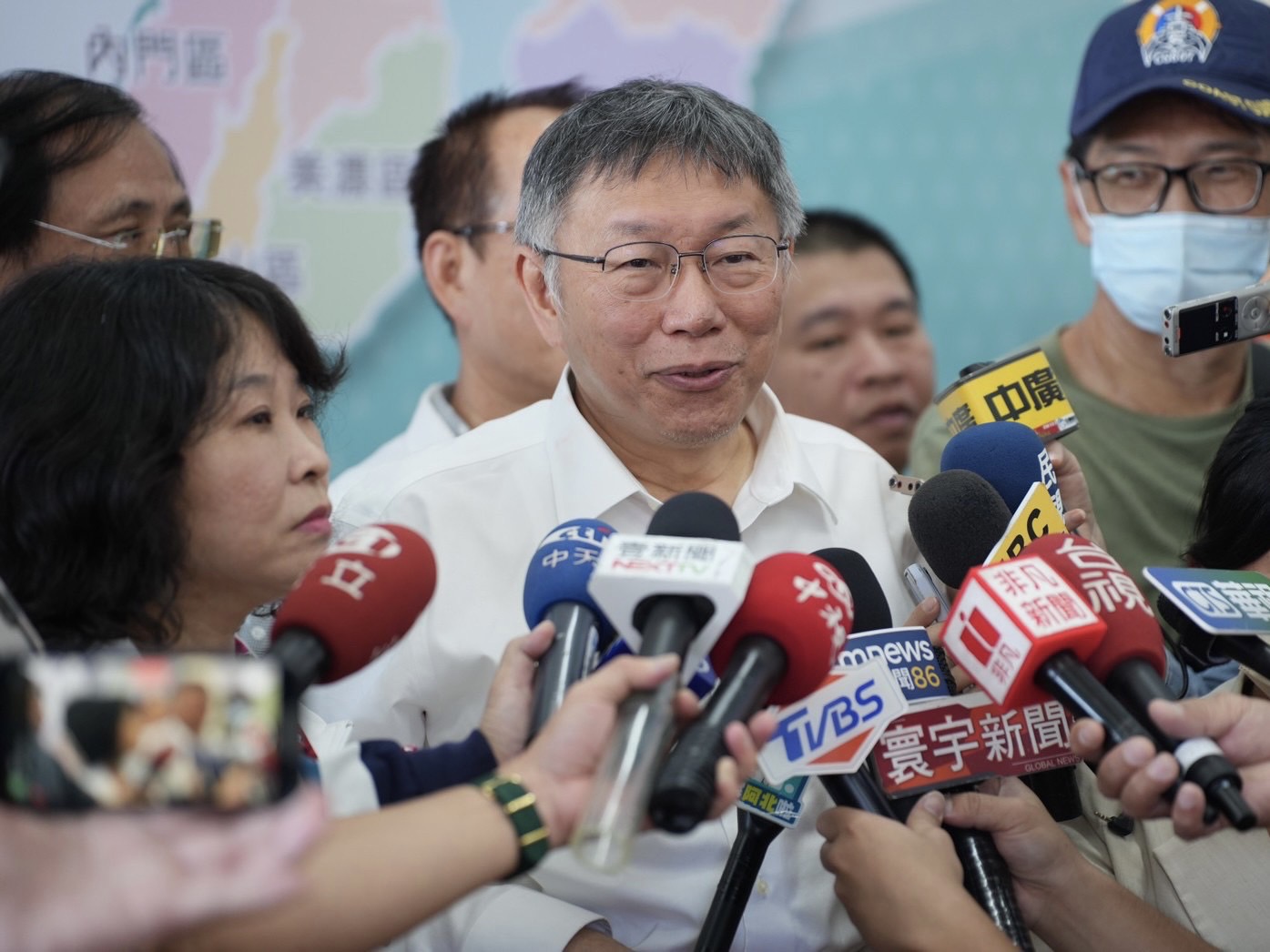 民眾黨主席、總統參選人柯文哲6日在高雄美濃競選總部替立委參選人曾尹儷站台，並接受媒體聯訪。(民眾黨提供)