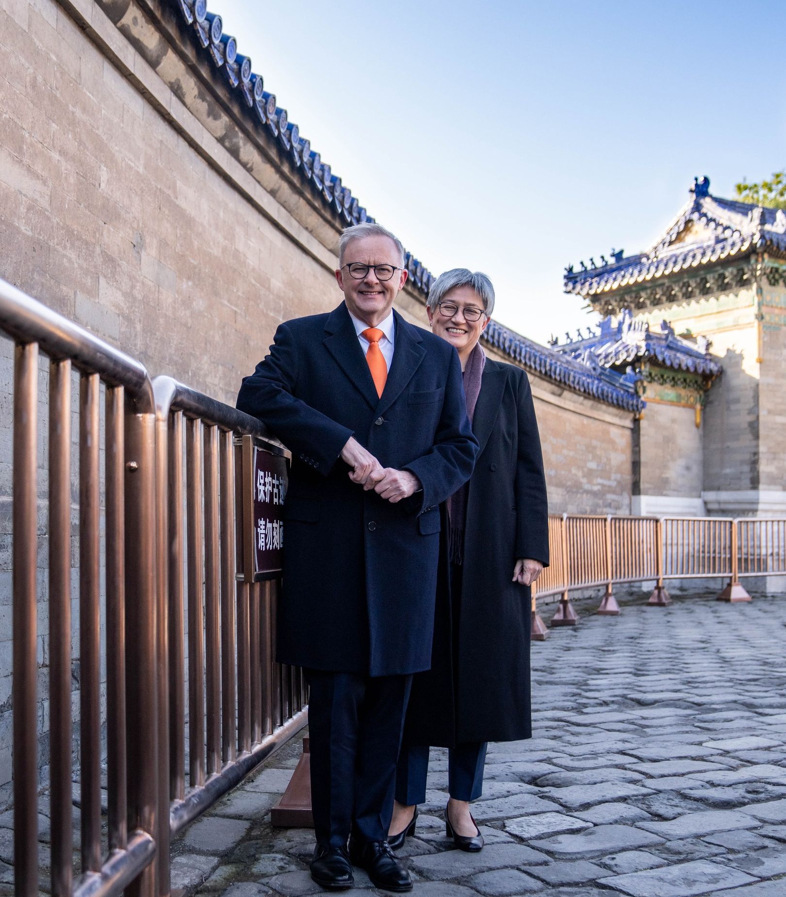 澳洲總理艾班尼斯正在中國訪問。右為澳洲外交部長黃英賢。(臉書)
