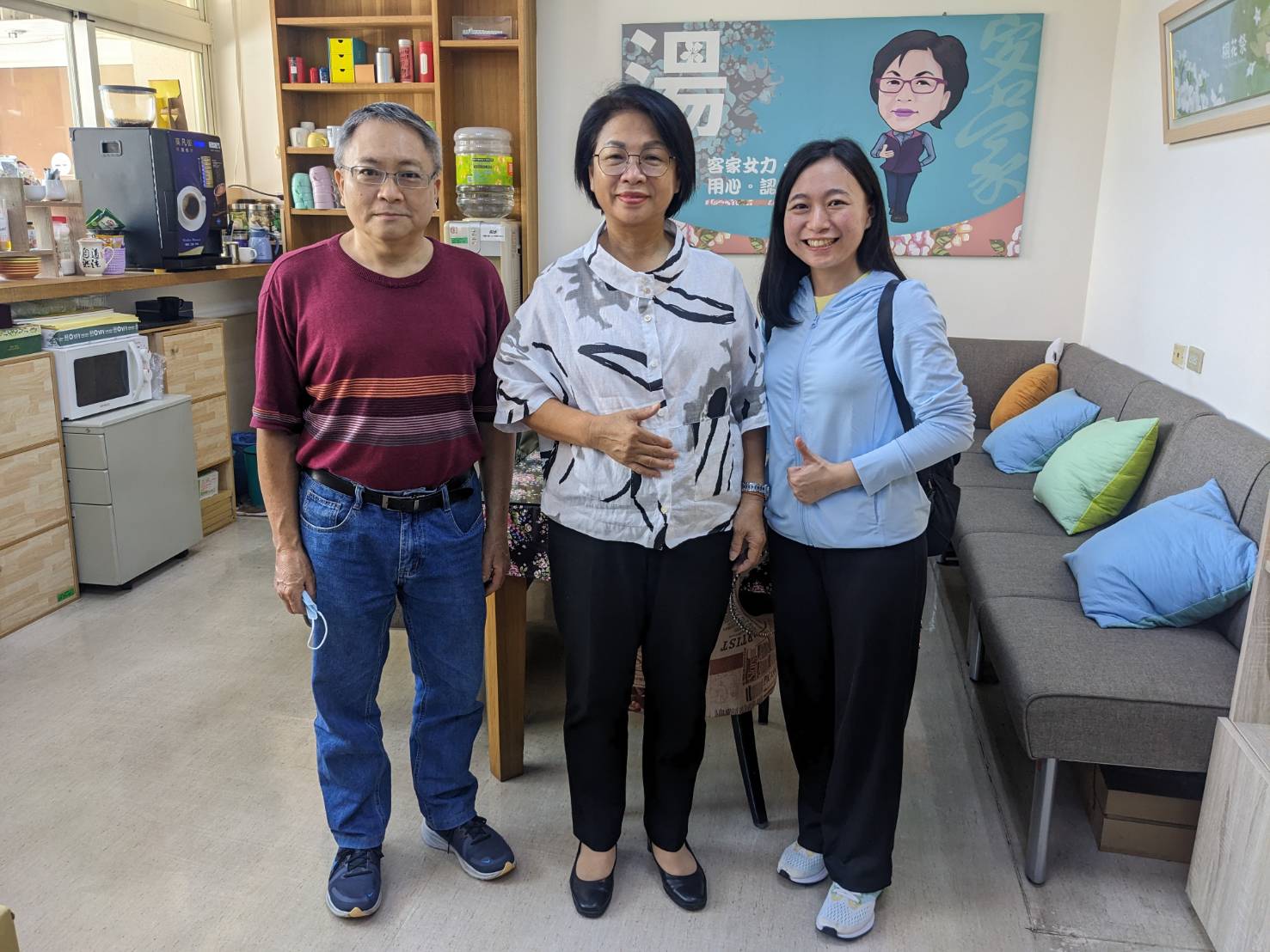 立委湯蕙禎(中)與陳情人寸姓父女合影留念。湯蕙禎辦公室于主任表示，寸姓陳情人一家7口，只有爸爸(左)有合法身分，他們多年來到處求助，受盡挫折，都沒有人願意幫忙，但目前已經找到解套辦法，如果一切順利，全家人都將取得合法身分。(陳念宜 攝)