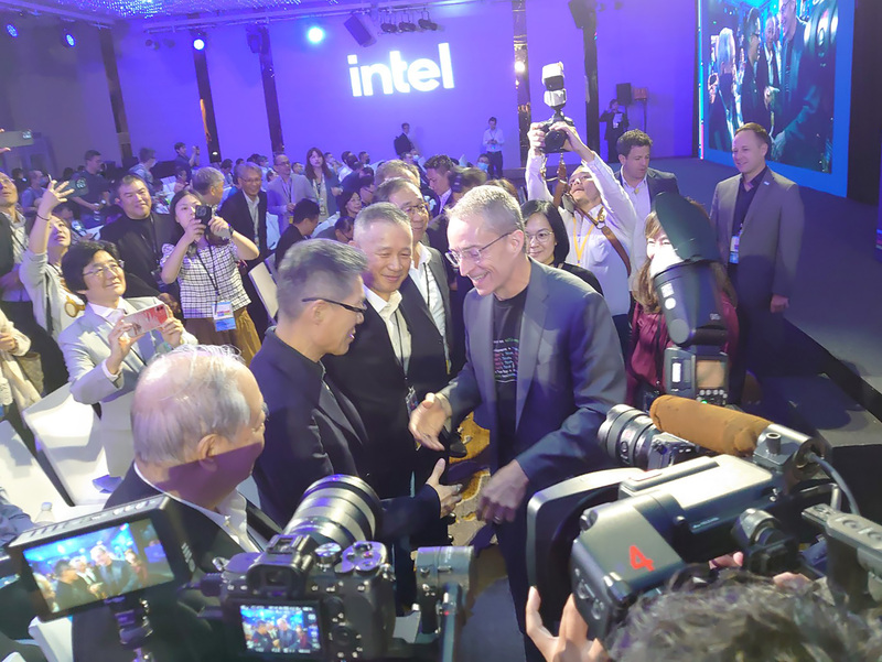 英特爾（Intel）7日舉辦「Intel Innovation Taipei 2023科技論壇」，執行長季辛格（Pat Gelsinger）（前排右）親自來台演講，在論壇開始前現身會場，熱情與客戶、生態系合作業者打招呼。 (圖：中央社)
