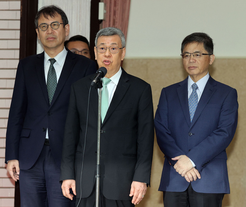 台灣民眾黨不分區立委名單傳聞可能納入陸籍配偶徐春鶯，行政院長陳建仁7日受訪表示，各政黨或個人要參加選舉時，都要依照政府的規定，以及效忠中華民國台灣。(圖：中央社)
