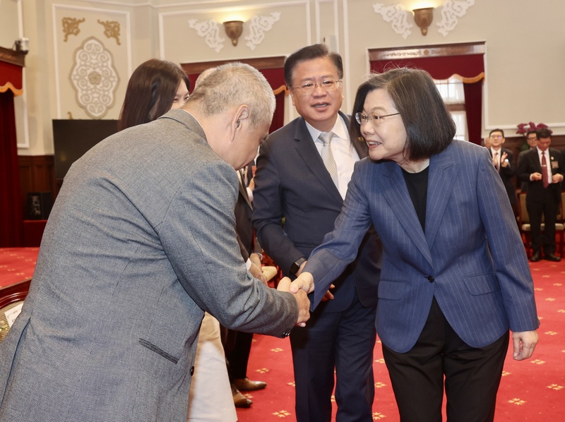 總統蔡英文7日在總統府接見「112年中華民國優良商人、優良外國駐台商務單位、優良外商、優良老店、菁英老店、台灣餅得獎人」，蔡總統表示，這幾年台灣歷經了全球百年大疫，台灣平均經濟成長率仍可高過全球平均值，藉此向大家表達肯定及感謝。(圖：中央社)