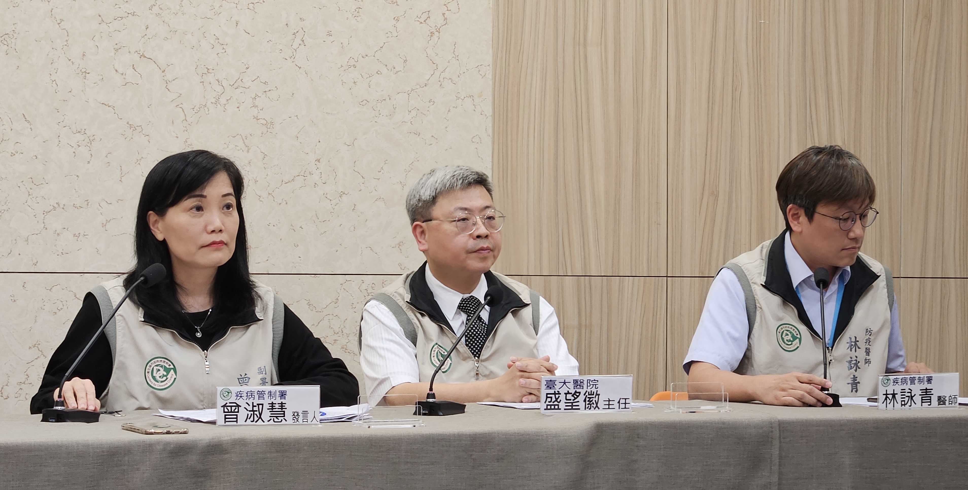 醫師盛望徽(中)表示，猴痘死亡率非常低，在免疫力非常低下的情況，才會導致重症或死亡。(劉品希 攝)