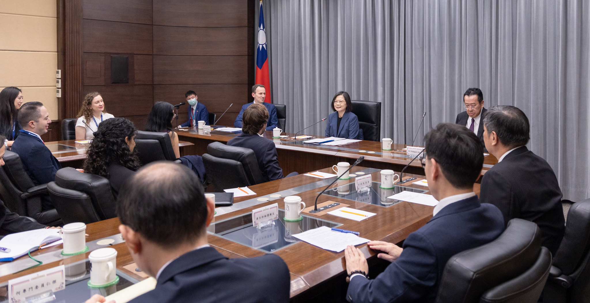 蔡英文總統7日接見華府智庫「大西洋理事會」千禧年領袖計畫訪團。(圖：總統府Flickr)