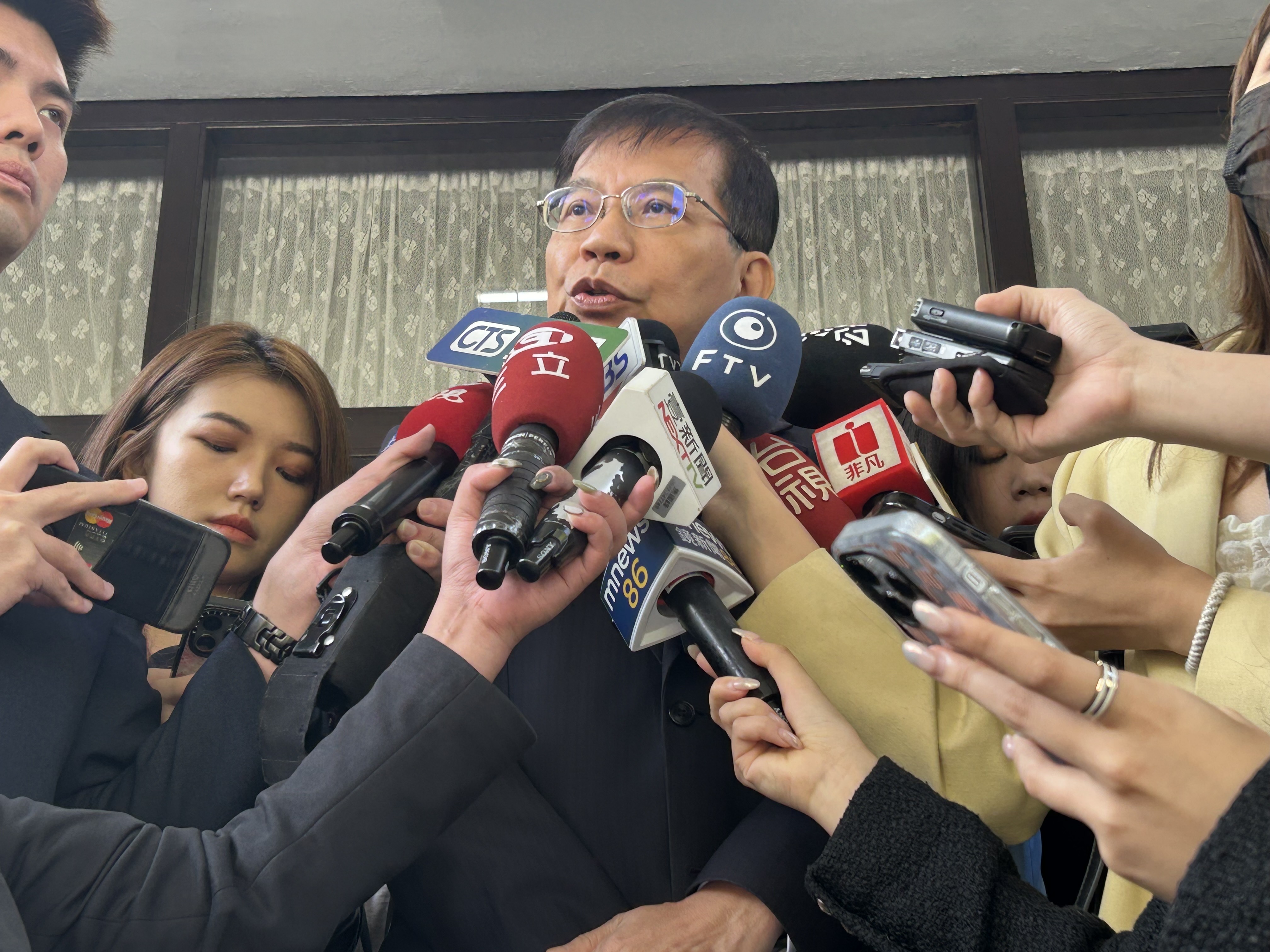 交通部長王國材今天(7日)到立法院接受施政總質詢前受訪。(趙婉淳 攝)