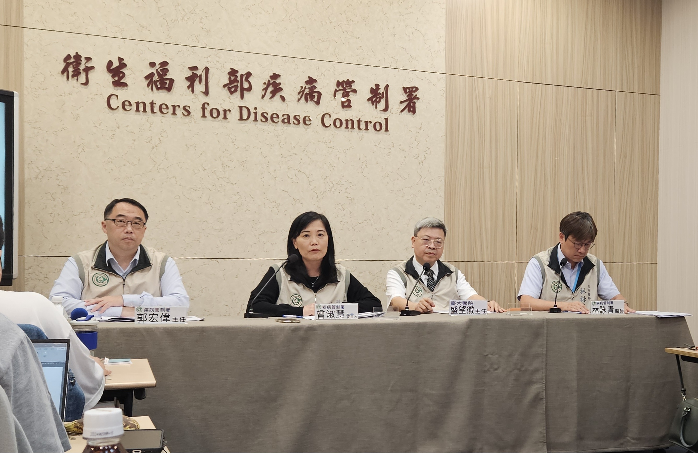 疾管署發言人曾淑慧(左2)表示，今年暖冬恐讓登革熱疫情降幅趨緩。(劉品希 攝)