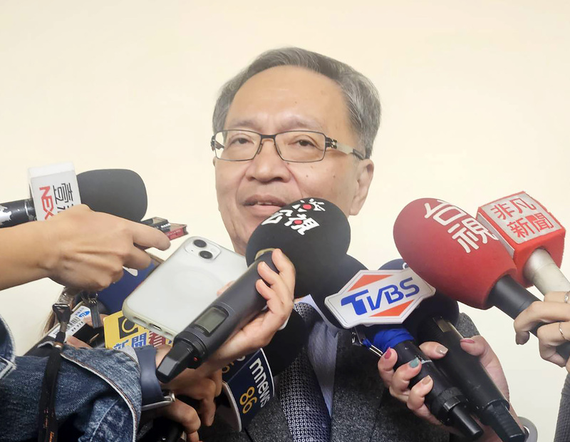 衛福部長薛瑞元表示，護理國考降低門檻目的在充實及改善人力不足問題。(圖：中央社)