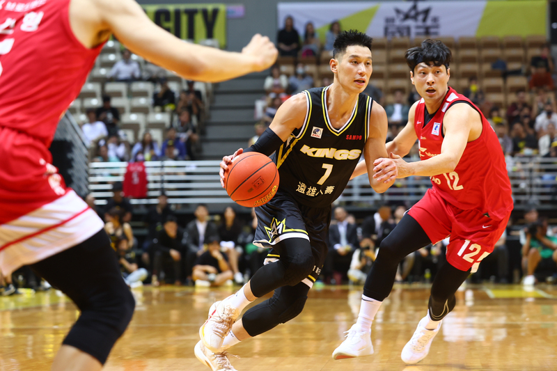 EASL東亞超級籃球聯賽8日在新莊體育館持續進行，由PLG新北國王隊迎戰韓職KBL首爾SK騎士隊，國王陣中球星林書豪（中）切入搶攻，全場貢獻12分助隊奪勝。 (圖：中央社)