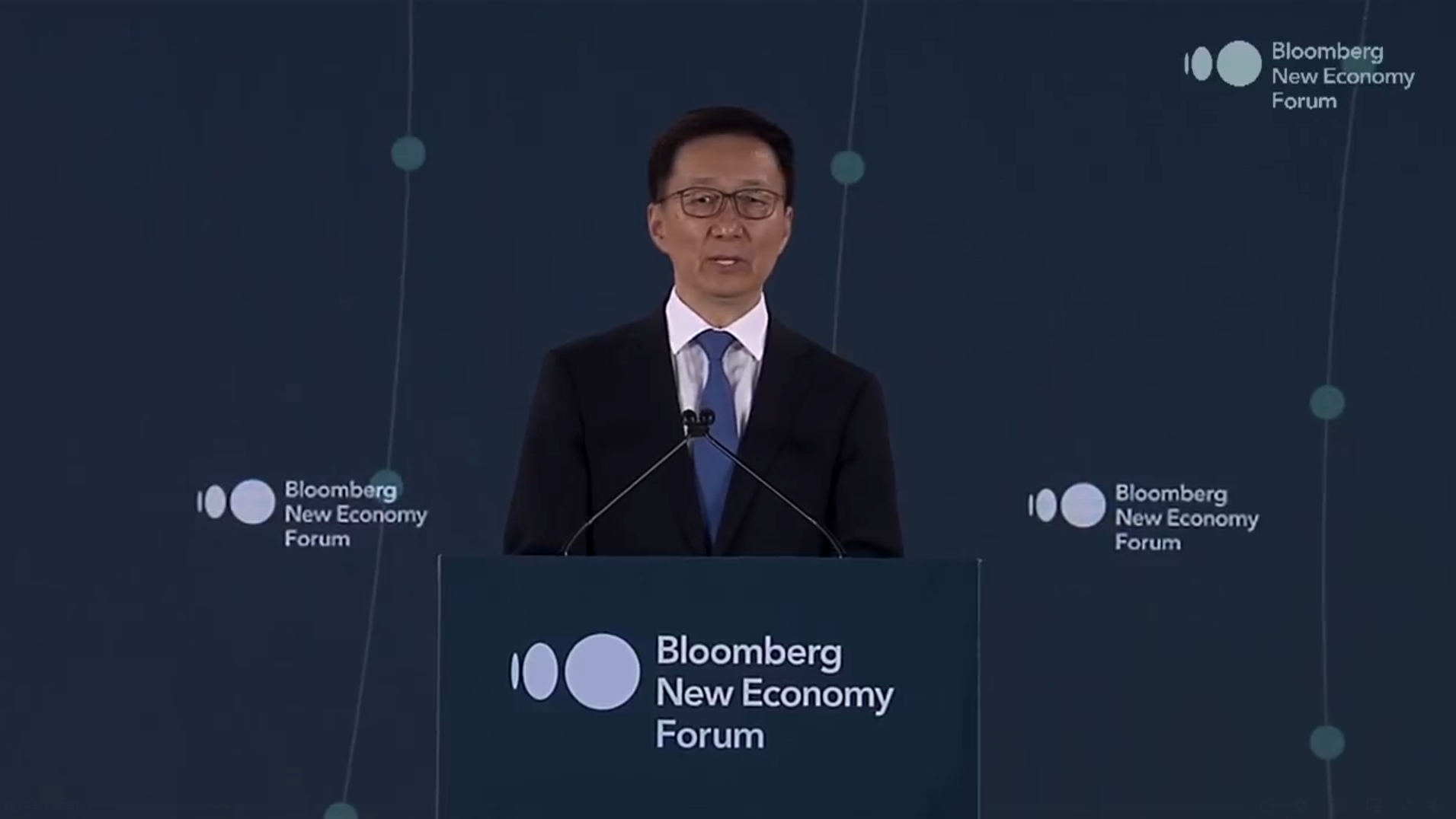在新加坡舉辦的彭博新經濟論壇上，中國國家副主席韓正表示，北京與華盛頓近期的高層級會面，將為改善關係提供「正面訊號」。(圖翻攝自Bloomberg臉書直播)