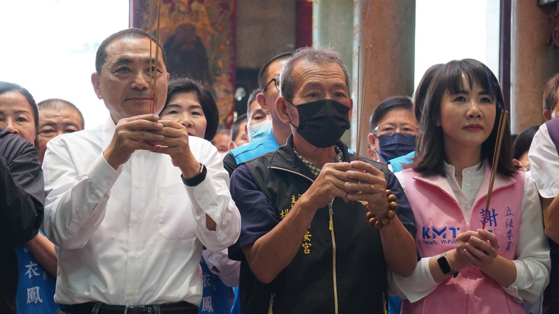 國民黨總統參選人侯友宜(前左)9日由同黨立委謝衣鳳(前右)等人陪同，南下來到彰化溪湖福安宮參拜。(圖：中央社)