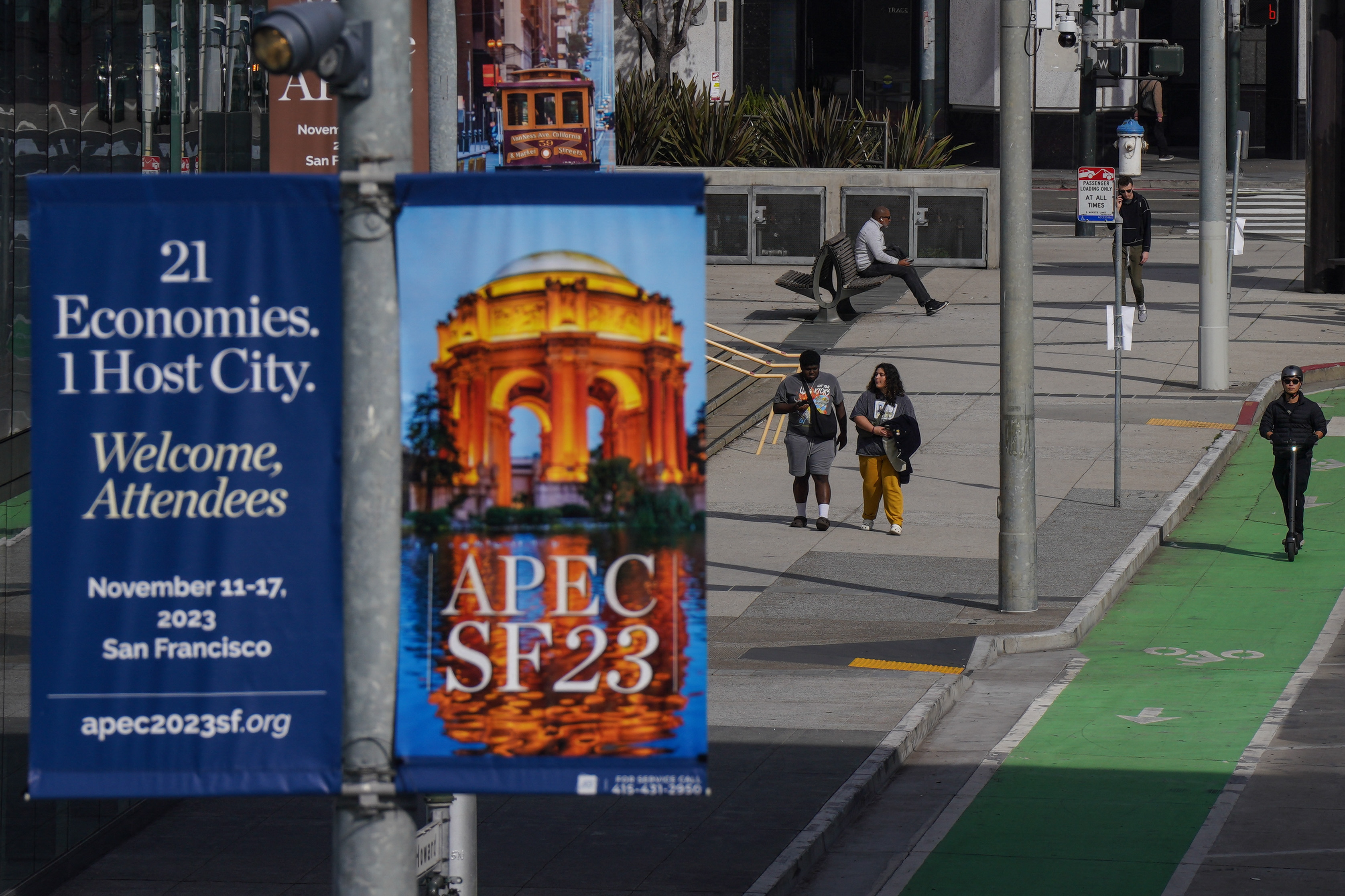 2023亞太經濟合作組織(APEC)領導人峰會將從15日展開，許多中國相關民運與人權團體人士，已經準備前往舊金山抗議。圖為舊金山街頭處處可見APEC宣傳廣告。(路透社/達志影像)