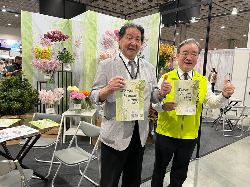 為媒合台灣花卉進入市場，農糧署10日起舉辦第3屆台灣花卉品種推介會，農糧署長胡忠一（右）表示，今年將展出1700個品種，預計會有1萬5000人次看展、採購，日本、荷蘭也來台參展。 (圖：中央社)