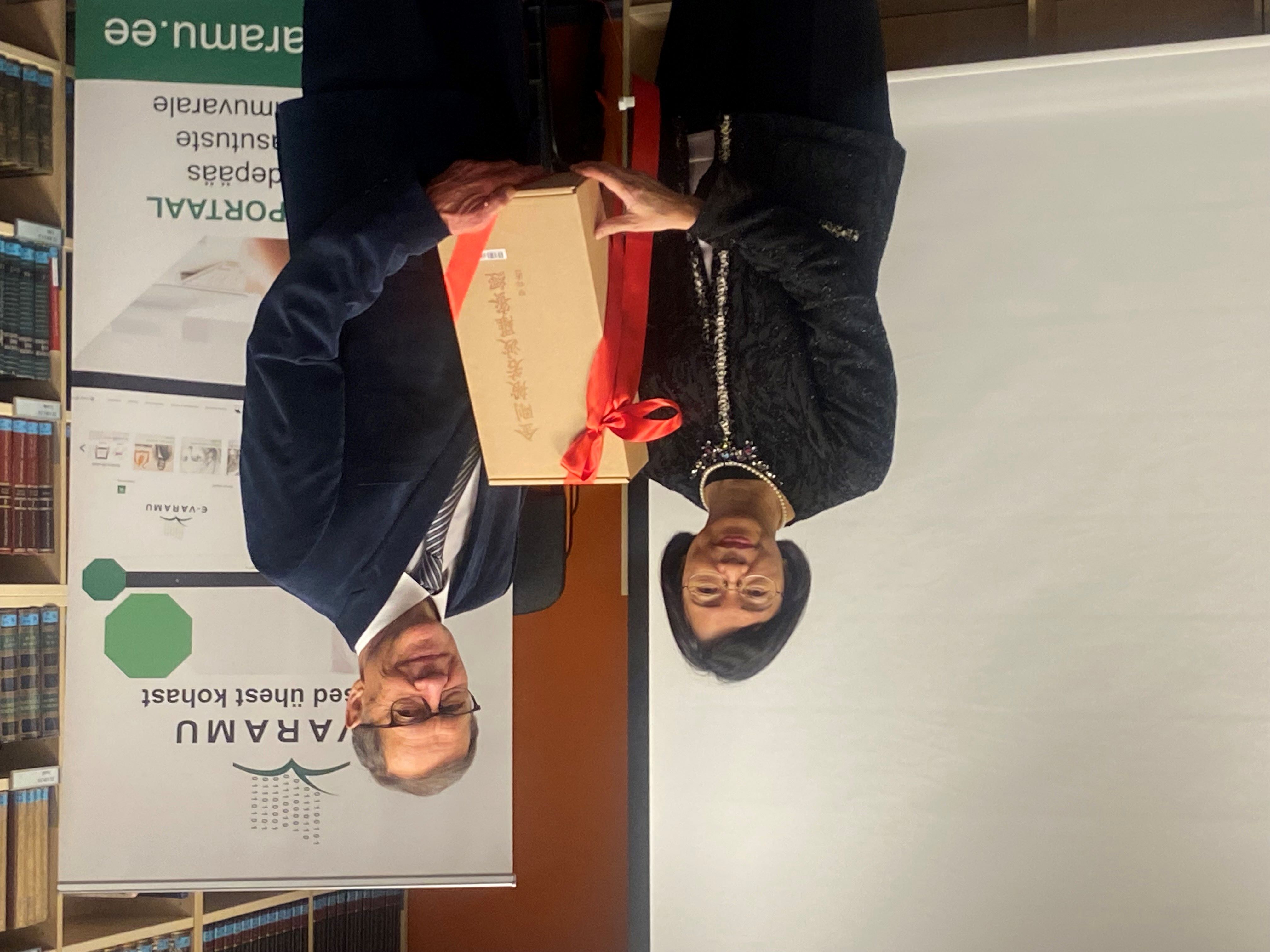 國家圖書館於愛沙尼亞塔林大學設台灣漢學資源中心，國圖館長曾淑賢(左)致贈塔林大學國寶級金剛經複製本作為雙方締約紀念，由塔林大學學術圖書館館長Andres Kollist(右)代表接受。(國家圖書館提供)