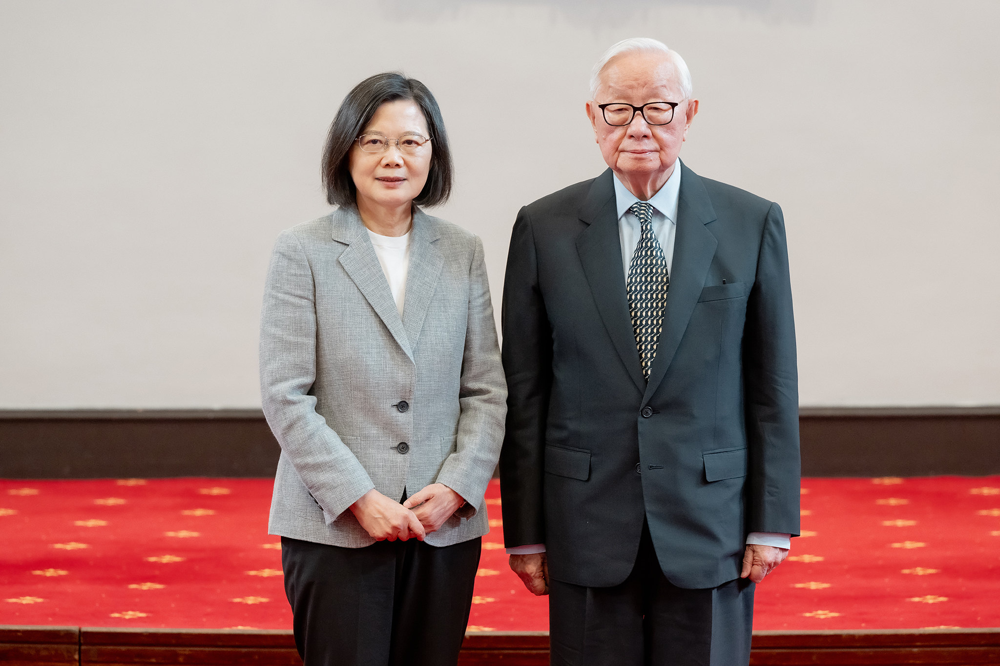 總統府10日舉行2023「亞太經濟合作經濟領袖會議」代表團行前記者會，蔡英文總統(左)宣布由台積電創辦人張忠謀(右)擔任台灣領袖代表。(圖：總統府Flickr)