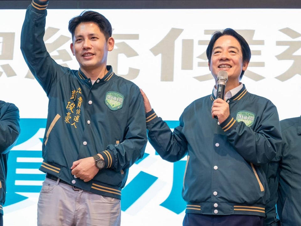 民進黨總統參選人賴清德(右)10日出席桃園市第3選區立委參選人彭俊豪(左)後援會成立大會。(圖：彭俊豪臉書)