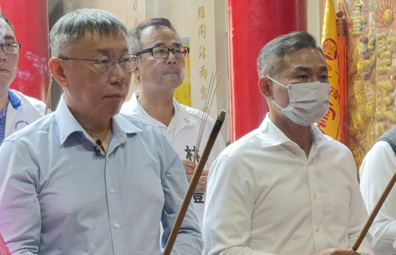 民眾黨總統參選人柯文哲（前左）11日赴雲林縣虎尾鎮下南震天宮，與國民黨立委參選人、虎尾鎮長丁學忠（前右）一同參香。 (圖：中央社)
