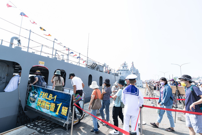 海軍高雄新濱營區11日對外開放參觀，吸引大批民眾前往共襄盛舉。(海軍提供) (圖：中央社)