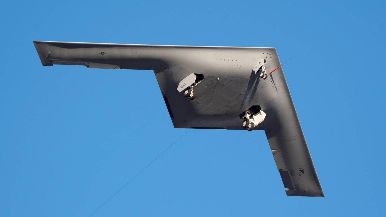 美軍B-21「突襲者」匿蹤轟炸機首飛。(TG)