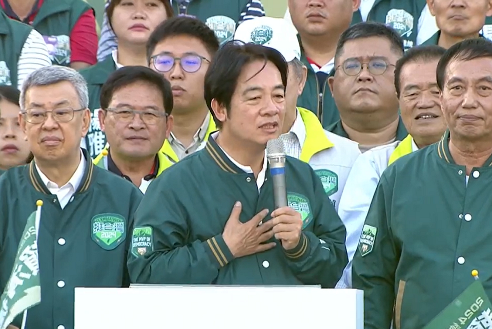 民進黨總統參選人賴清德(中)12日表示，民進黨其實是不要把雞蛋放在同一個籃子，以管控風險，而非完全切斷跟中國的經貿關係。(圖擷自賴清德臉書)