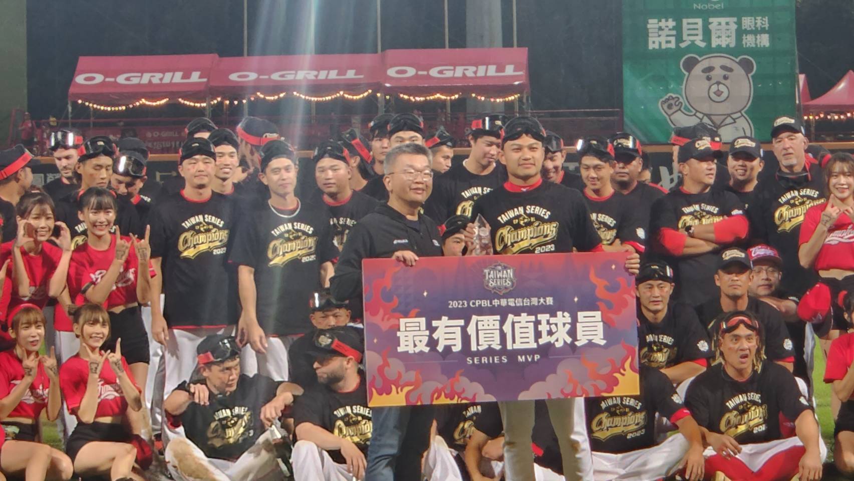 台灣大賽系列賽MVP花落徐若熙（前右）。（江昭倫 攝）