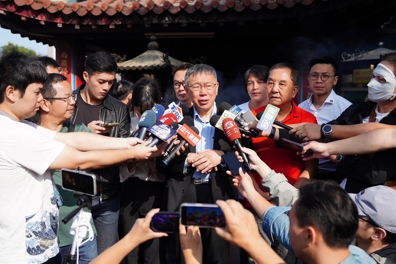 民眾黨主席、總統參選人柯文哲13日在南投紫南宮接受媒體聯訪。(民眾黨提供)
