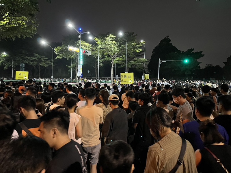 英國搖滾樂團Coldplay酷玩樂團12日在高雄舉辦第2場演唱會，參與人數高達8萬6505人次，散場時加派40輛接駁車，大眾運輸在88分鐘內完成疏運。 (圖：中央社)
