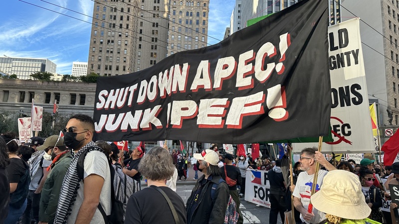反APEC聯盟12日在舊金山市區發起大規模示威，抗議資本主義、氣候變遷，並呼籲解放巴勒斯坦，上萬名示威者嘗試逼近APEC會場時遭警方防堵。 (圖：中央社)