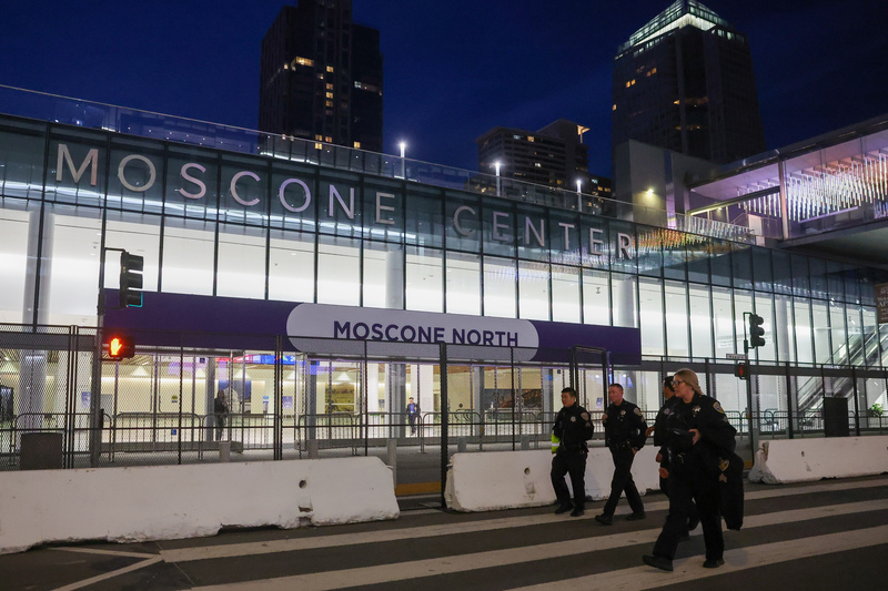 2023年亞太經濟合作會議（APEC）在美國舊金山「摩斯康尼中心」（Moscone Center）舉行，當地時間12日場館周邊已架起圍欄，警察在管制區巡邏。 (圖：中央社)