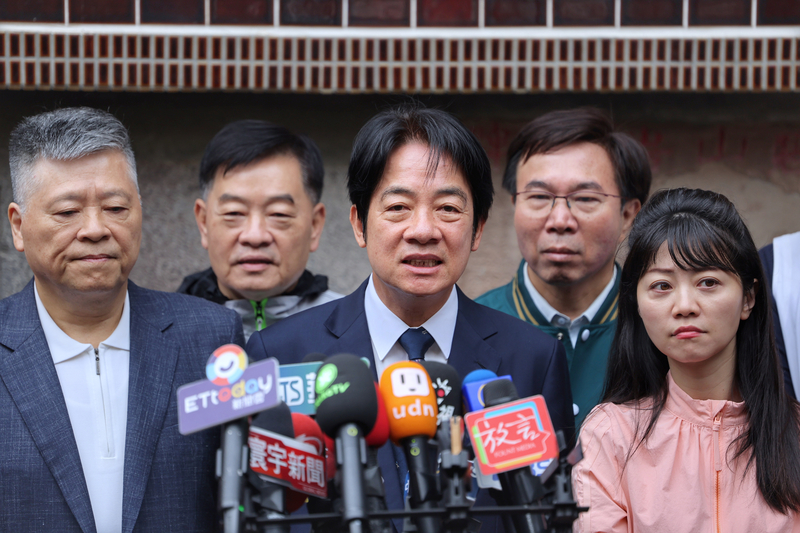 民進黨總統參選人賴清德(前中)13日一早到內湖碧山巖開漳聖王廟禮斗法會參香祈福，並為黨籍台北市立委參選人高嘉瑜(前右)拉抬選情。(圖：中央社)