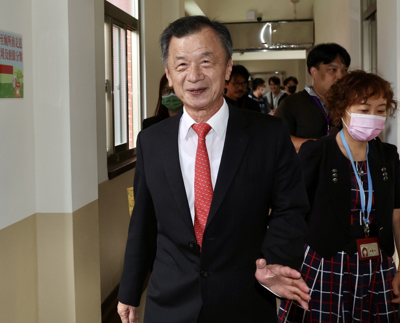 民眾黨擬提名陸配徐春鶯列不分區立委，伴隨引發的國籍問題連日成為各界關注焦點。陸委會主委邱太三13日在立法院受訪表示，中共的國籍法規定很明確，包含第10條、第14條、第15條都有相關放棄國籍的規定。(圖：中央社)