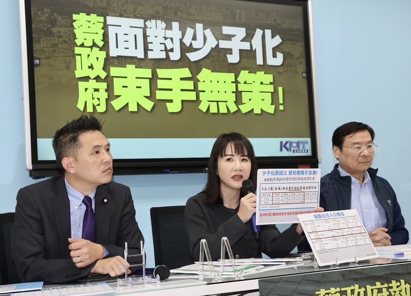 國民黨立法院黨團13日舉行記者會，黨團總召曾銘宗(右起)、書記長謝衣鳳、副書記長陳以信出席，質疑民進黨政府初期不關心少子化帶來的國安危機，之後發現事態嚴重，年年編列大筆預算，出生率卻持續下滑。(圖：中央社)