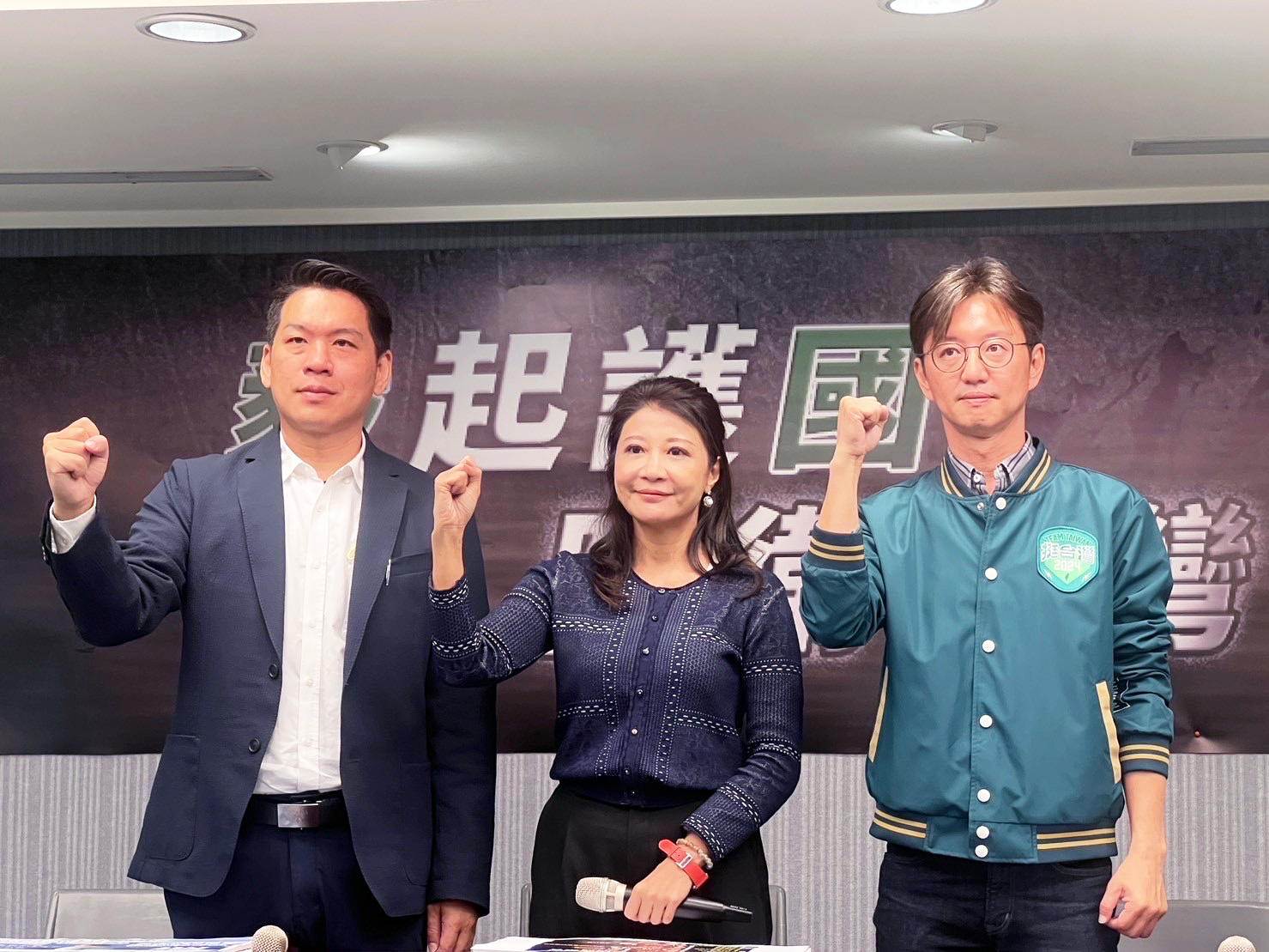 民進黨發言人林楚茵(中)偕同高雄市立委參選人李柏毅(左)、台中市立委參選人江肇國(右)13日上午在黨中央召開記者會，批國民黨潰散台灣國防。(民進黨提供)