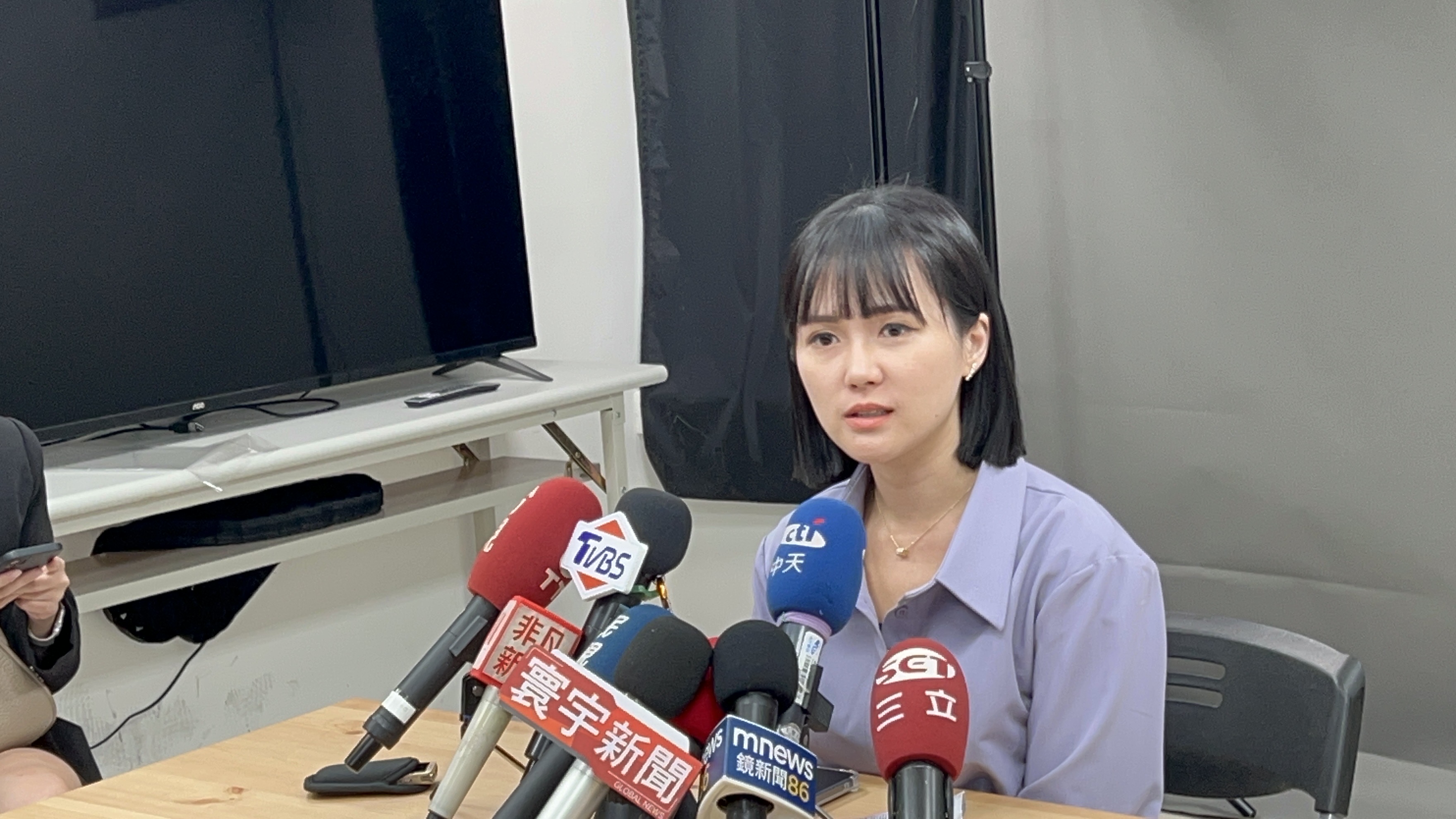 民眾黨總統參選人柯文哲競選辦公室發言人吳怡萱13日強調，柯文哲日前與立委參選人李全教同台，是應主辦單位邀請，「客隨主便」。(林詠青 攝)