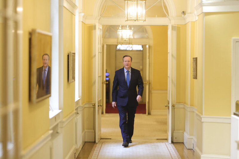 英國首相蘇納克13日任命前首相卡麥隆為外交大臣。圖為卡麥隆抵達唐寧街首相官邸接受任命。(英國首相府提供) (圖：中央社)