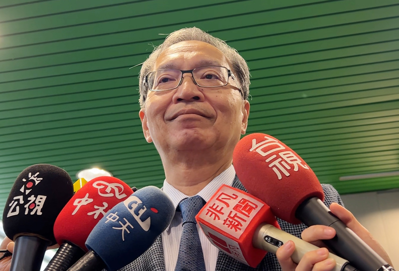 COVID-19疫情影響112年健保總額，醫療費用點值大降，健保會15日將討論動支調節非預期風險經費。衛生福利部長薛瑞元14日上午出席活動前受訪表示，方向是動用安全準備金，113年就會回歸健保總額討論中。(圖：中央社)