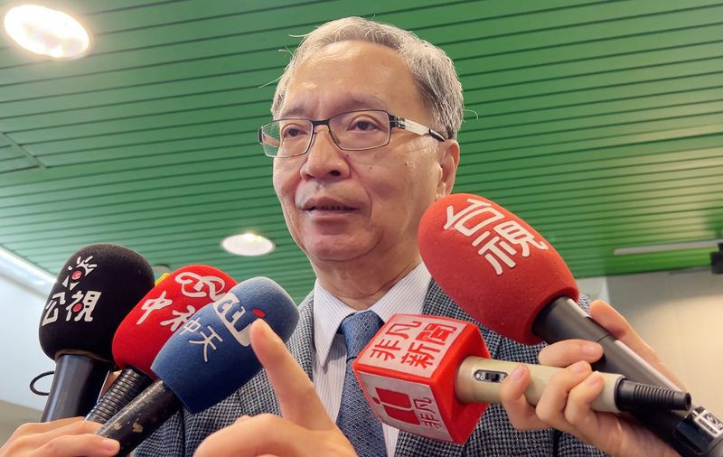 護理國考降門檻，難度較高科目「基礎醫學」比重調降為10%，掀批評聲浪。衛福部長薛瑞元14日接受媒體聯訪時指出，通過考試者50%以上這科平均僅40到50分，碩士也僅平均50分，其他4科沒這現象，顯然問題出在考題難易度，因此要檢討考試制度。 (圖：中央社)