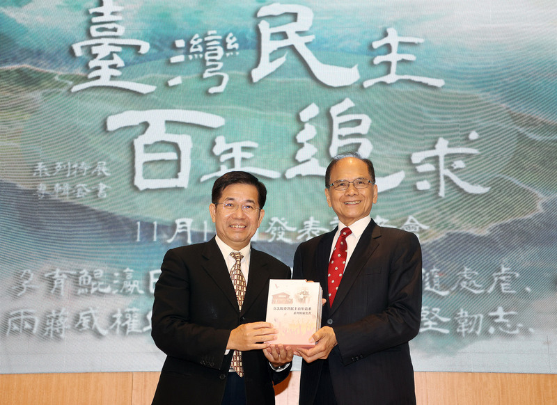 台灣民主百年追求系列特展套書發表會14日在立法院舉行，立法院長游錫堃(右)出席主持，並贈書給教育部長潘文忠(左)。(圖：中央社)